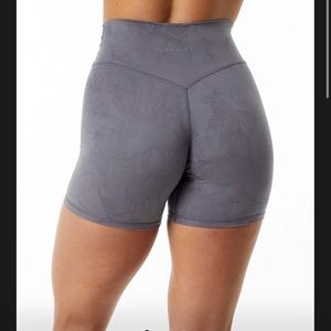 Alphalete wonder short 6 in
